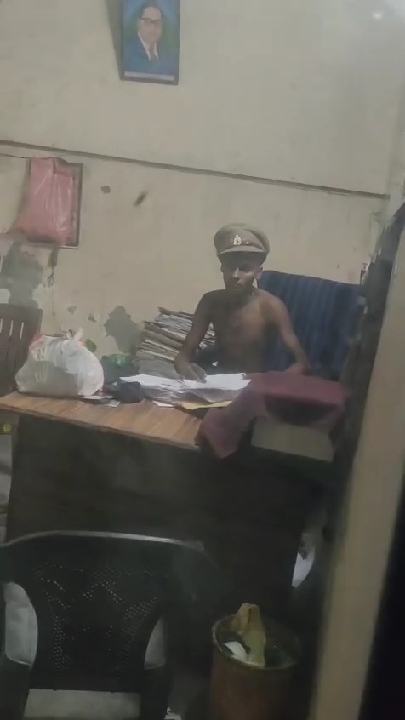 पुलिस चौकी में दरोगा की टोपी पहनकर शराबी ने फाड़े सरकारी कागज