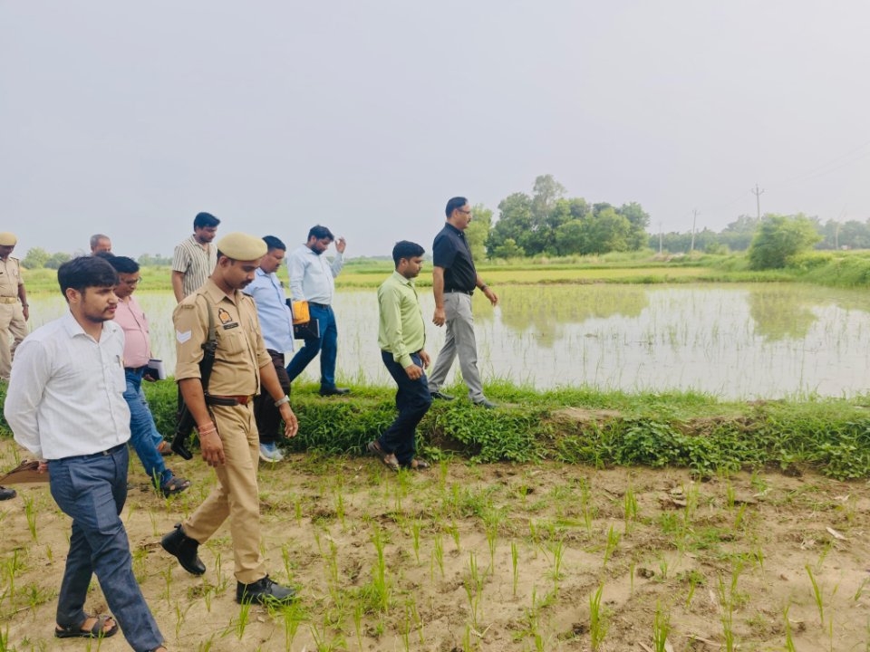 जिलाधिकारी ने भूमि संरक्षण कार्यों का निरीक्षण कर रोपा महोगनी का पौधा