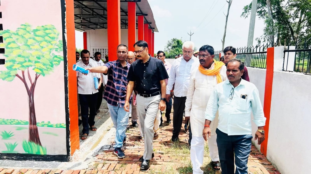 जिलाधिकारी ने नवनिर्मित कान्हा गो-आश्रय स्थल का किया निरीक्षण, दिए जरूरी निर्देश