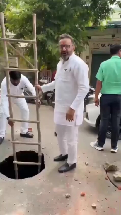 सिस्टम धंस गया! गड्ढे की गहराई नापने सीढ़ी लगाकर उतरे सपा नेता