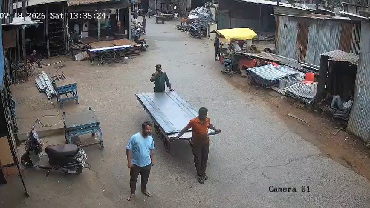 स्क्रैप दुकान पर दबंग की दादागिरी, दी जान से मारने की धमकी