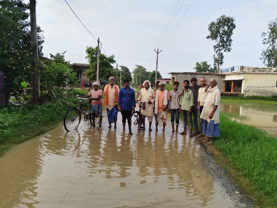 कीचड़ और जलभराव से परेशान ग्रामीणों ने दी चक्का जाम की चेतावनी