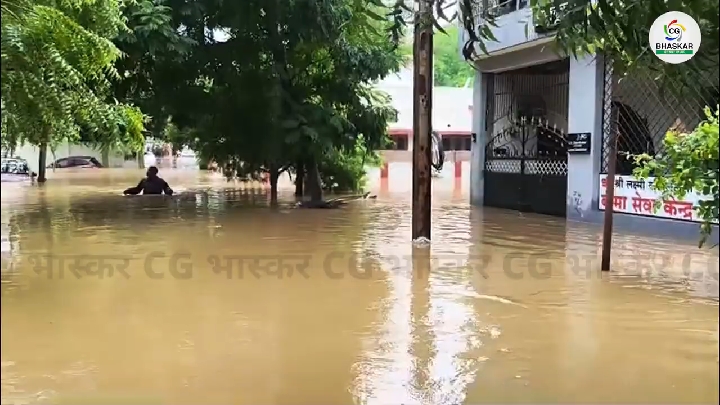 बिलासपुर में जलभराव के बीच जान जोखिम में डालकर सच्चाई दिखाते पत्रकार
