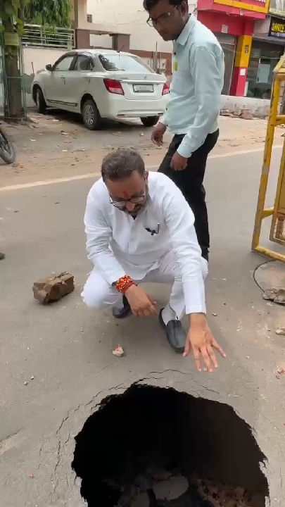बदहाल सड़क को लेकर सपा नेता नितिन कोहली ने उठाए विकास पर सवाल
