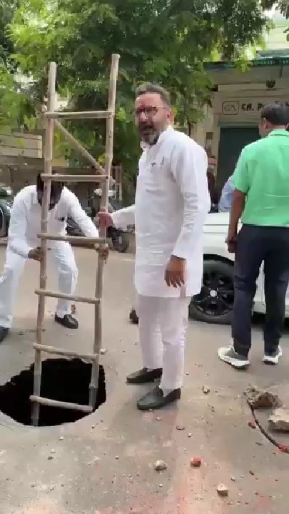 सिस्टम धंस चुका है! गड्ढे की गहराई बताने सीढ़ी लेकर उतरे सपा नेता
