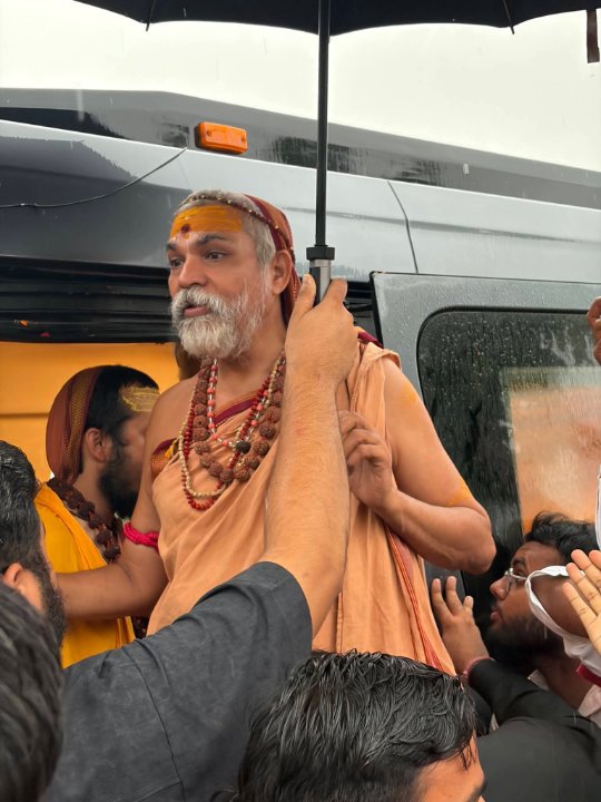 शंकराचार्य के स्वागत के दिन ढहा शिव मंदिर, सियासी हलचल पर सवाल