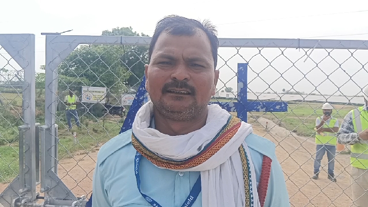 वेतन कटौती से नाराज सोलर प्लांट के गार्डों का गेट पर हंगामा