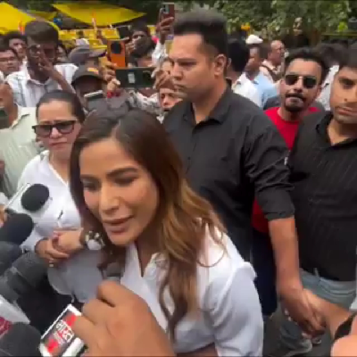बड़े-बड़े अभिनेता चुप, बच्चों के लिए जंतर-मंतर पहुंचीं पूनम पांडे