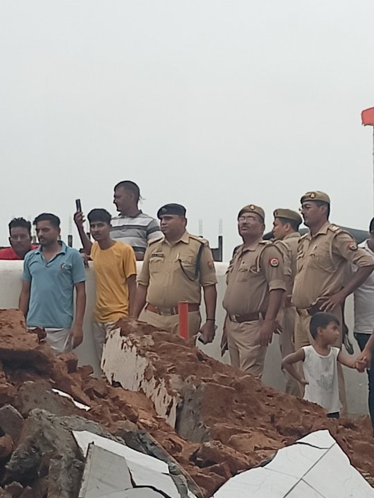 योगी आदित्यनाथ के दौरे के बाद ढहा 300 साल पुराना शिव मंदिर