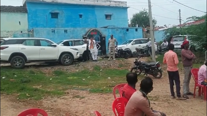 मंच पर बुलाकर जीतू बोले- दूर से जाओगे तो कैसे चलेगा