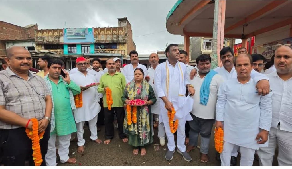 शंकराचार्य स्वामी अविमुक्तेश्वरानंद का भव्य स्वागत, सपा नेता ने लिया आशीर्वाद