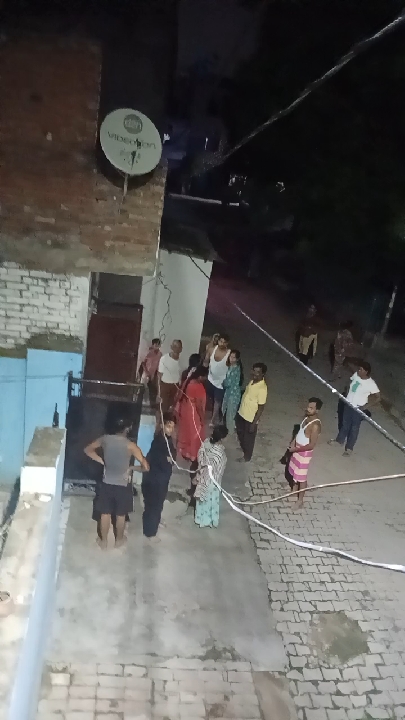 रिपोर्टर अनूप मिश्रा पर ईंट-पत्थर से हमला, छत पर चढ़कर बचाई जान