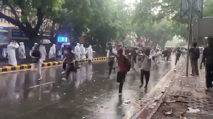 पेपर लीक पर छिड़ी लड़ाई, दिल्ली में चढ़ा सियासी पारा