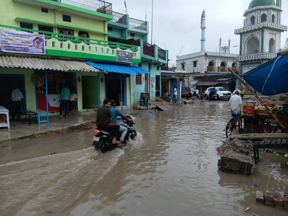 पहली ही बारिश में नदी बना भटहट-बैलों मार्ग, ग्रामीणों में भारी आक्रोश