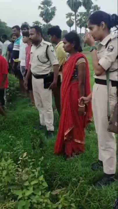 पत्नी ने अपने ही पति को निपटा कर मूंग के खेत में फेंका