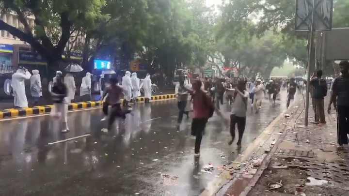 जंतर-मंतर की तरफ पैदल ही दौड़ पड़ा जाग उठा नौजवान