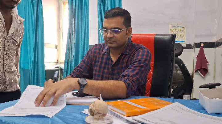 छतरपुर में डॉक्टरों का कमाल, मरीज के मूत्राशय से निकाली विशाल पथरी