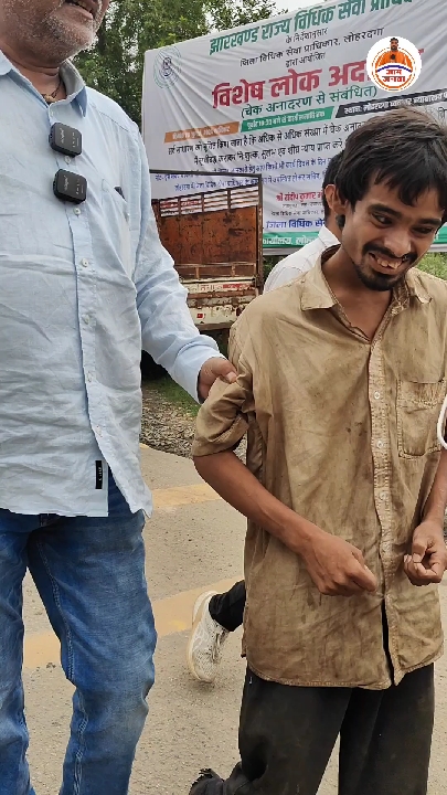 सड़क पर घूम रहे बेसहारा व्यक्ति की सहायता के लिए आगे आए राजू रंजन