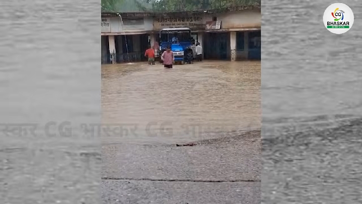 बारिश में बर्बाद हुआ कई क्विंटल चावल, हितग्राहियों को नहीं मिलेगा खाद्यान्न