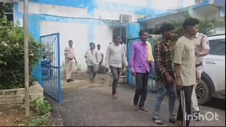खुड़खुड़िया जुआ फड़ पर पुलिस का बड़ा एक्शन, 33 जुआरी गिरफ्तार