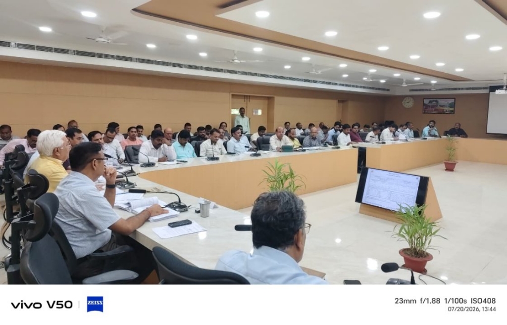 विकास कार्यों की समीक्षा में डीएम ने दिए गुणवत्तापूर्ण निर्माण के निर्देश