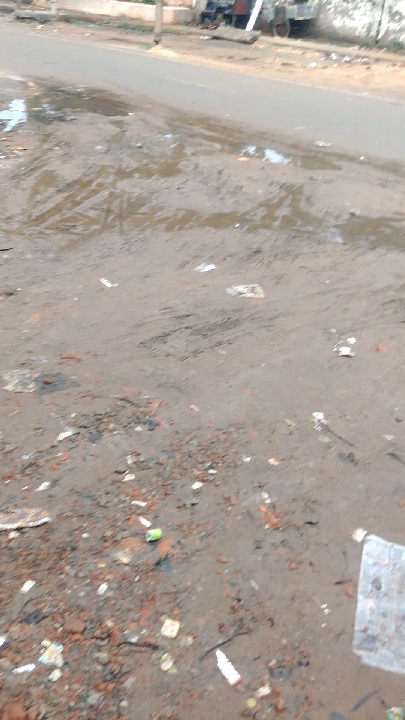 यूपी बोर्ड कार्यालय के सामने नाली न बनने से सड़क हो रही खराब