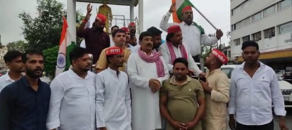 लोकतंत्र और शिक्षा के मुद्दे पर सरकार के खिलाफ सपा का जोरदार प्रदर्शन