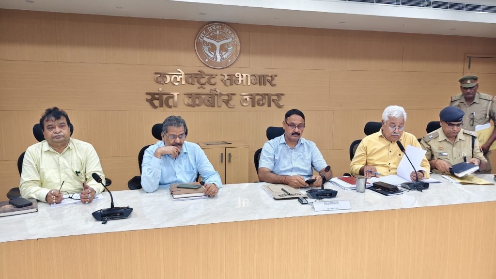 स्वास्थ्य योजनाओं में लापरवाही न बरतें, डीएम आलोक कुमार ने दिए निर्देश