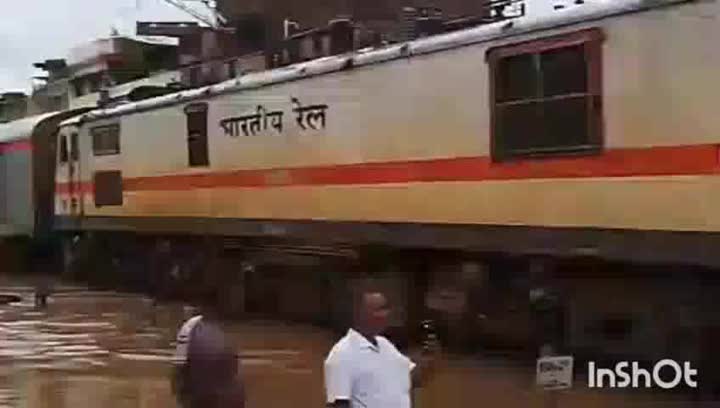 मूसलाधार बारिश से दो घंटे ठप रहा रेल परिचालन, यात्री बेहाल