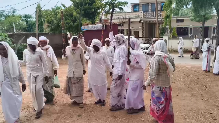 बारिश के लिए महिलाओं ने पुरुष बनकर उठाई तलवारें, निकाली 'झाड़'