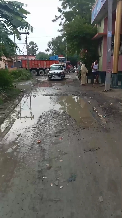 जर्जर सड़कों और जलजमाव से चेहराकलां में बढ़ी परेशानी, मरम्मत की उठी मांग