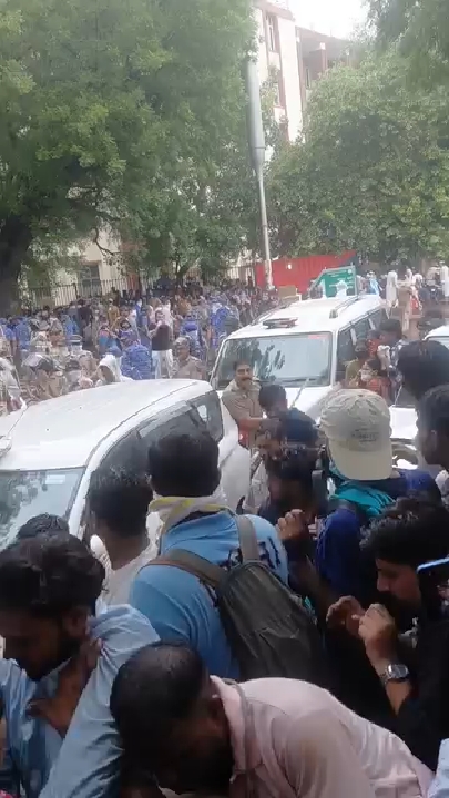 बच्चों पर पुलिसिया बल प्रयोग से गरमाई सियासत, निष्पक्ष जांच की उठी मांग