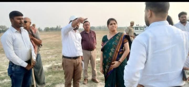 घाघरा के बढ़ते जलस्तर का जायजा लेने पहुँचीं डीएम ईशा प्रिया