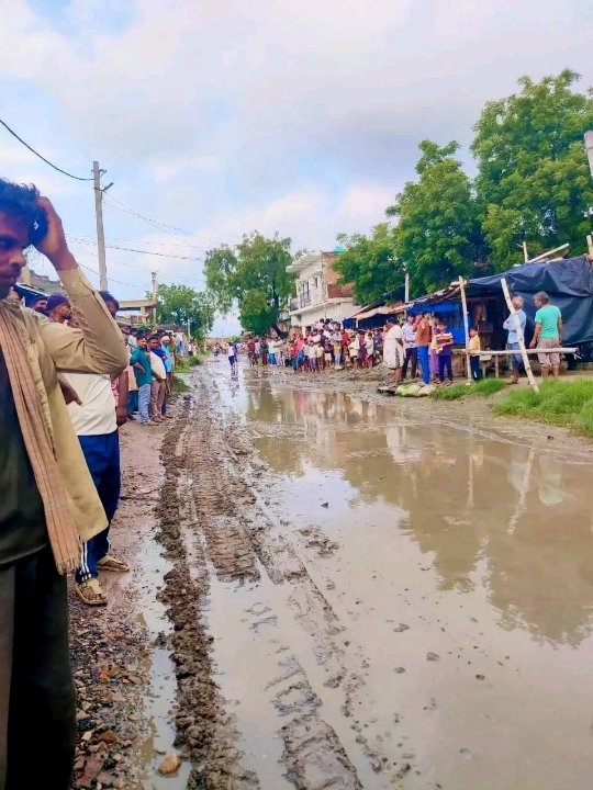समाजसेवी रवि पाण्डेय के प्रयासों से चरकैला चौराहे का जलभराव दूर