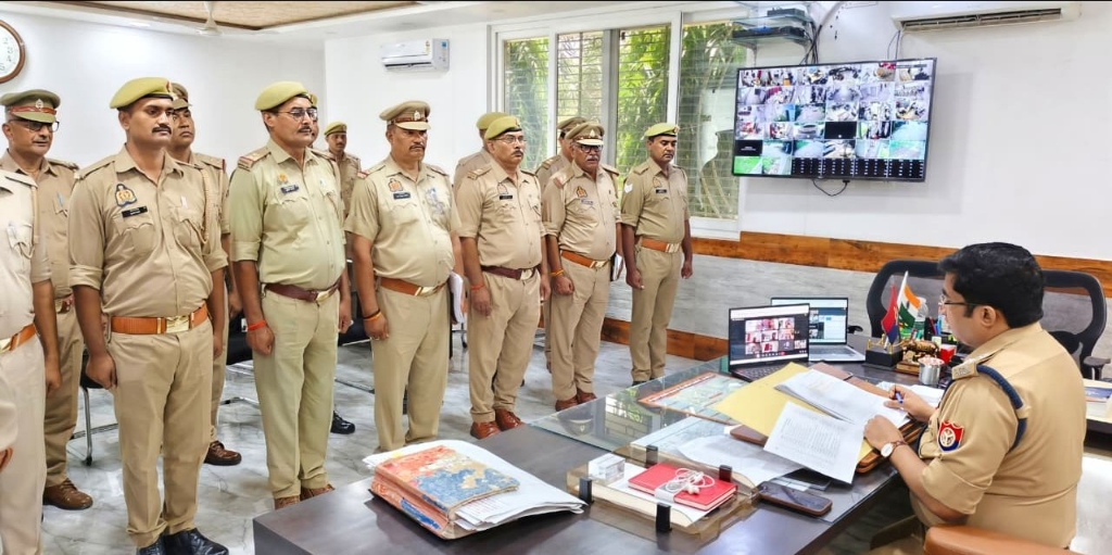 शिकायतें सुलझाने में लापरवाही पर एसपी ने दो पुलिसकर्मियों से लगवाई दौड़