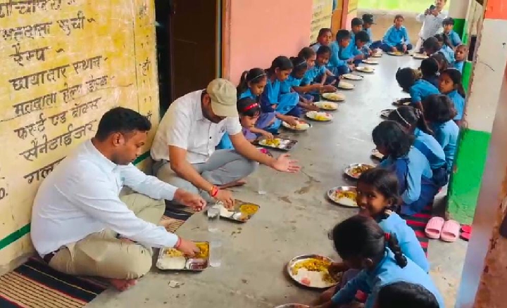 बच्चों के साथ जमीन पर बैठकर एसडीएम ने खाया मध्याह्न भोजन