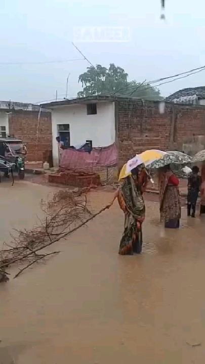 जल निकासी न होने से फूटा गुस्सा, महिलाओं ने सड़क जाम की