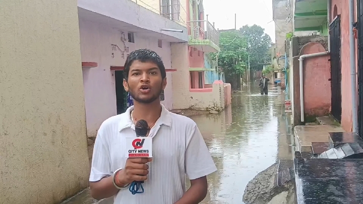 बारिश से तालाब बनीं सड़कें, प्रशासन की नाकामी पर फूटा गुस्सा