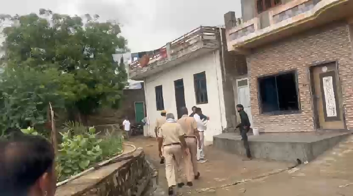 बिजली कर्मचारियों से मारपीट और सरकारी काम में बाधा डालने पर प्राथमिकी दर्ज