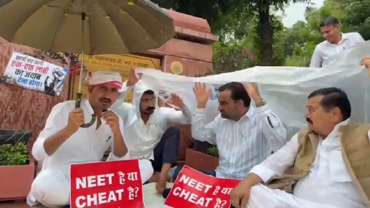 NEET के विरोध में बारिश में धरने पर बैठे सांसद राजकुमार रोत