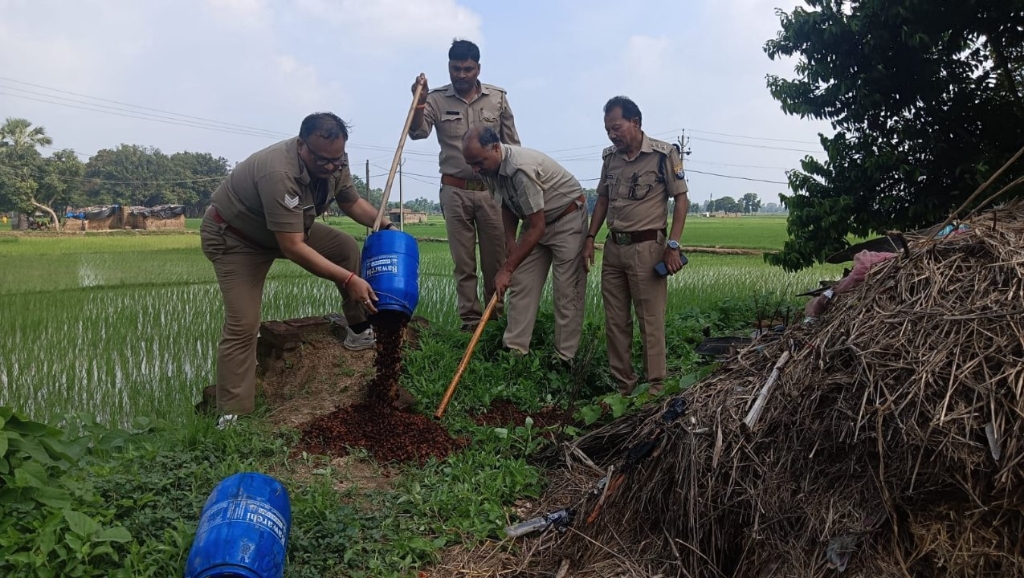 आबकारी विभाग की छापेमारी में 290 किलो लहन नष्ट, कच्ची शराब बरामद