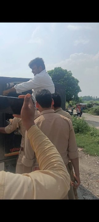 बैरियर लगाने का विरोध कर रहे पूर्व प्रधान जनार्दन यादव गिरफ्तार