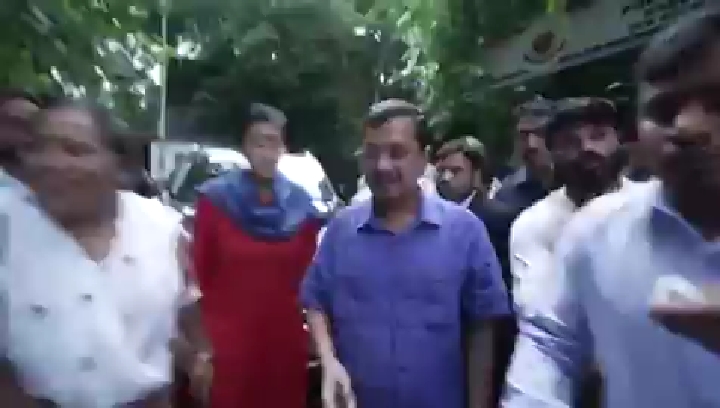 हिरासत में लिए छात्रों को छुड़ाने मंदिर मार्ग थाने पहुंचे अरविंद केजरीवाल