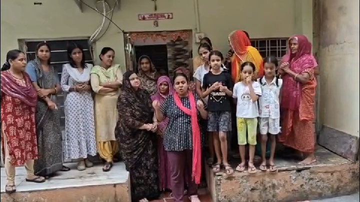 पत्थर बरसाकर खुलेआम लहराए हथियार, कोटा में दबंग महिलाओं की गुंडागर्दी