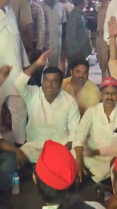 अखिलेश यादव की गिरफ्तारी के खिलाफ खलीलाबाद में धरने पर सपा नेता