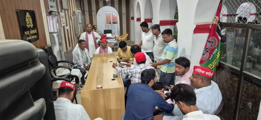 अखिलेश यादव की रिहाई की मांग, गोरखपुर में समाजवादी साथियों ने दी गिरफ्तारी