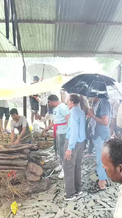 जहरीले कीड़े से महिला की मौत, तिरपाल के नीचे हुआ अंतिम संस्कार