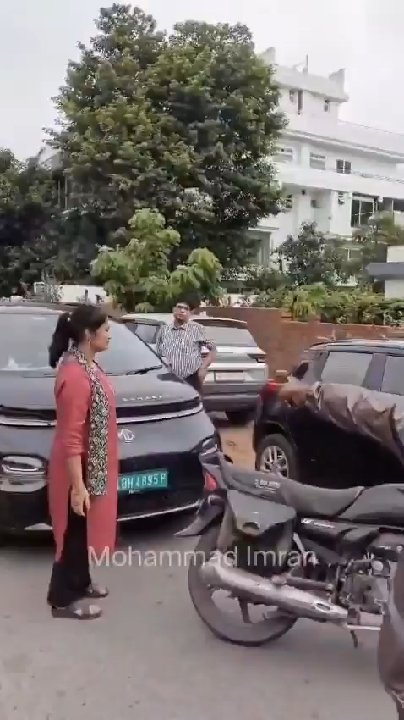 पत्नी को प्रशासनिक अधिकारी संग देख भड़का पति, बीच सड़क किया हंगामा