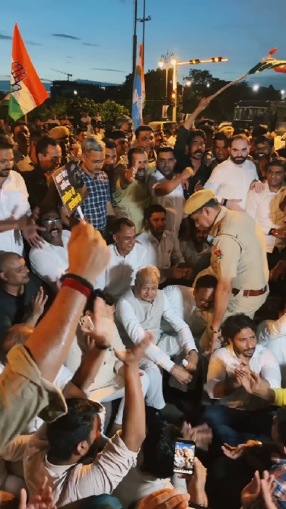 विपक्षी नेताओं की हिरासत पर भड़की कांग्रेस, फूंका पीएम मोदी का पुतला