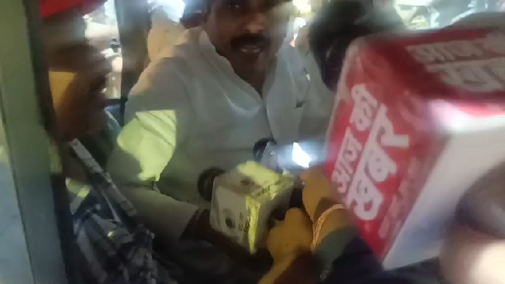 सपा प्रमुख अखिलेश यादव की हिरासत के विरोध में गोरखपुर में सपा कार्यकर्ताओं का उग्र प्रदर्शन